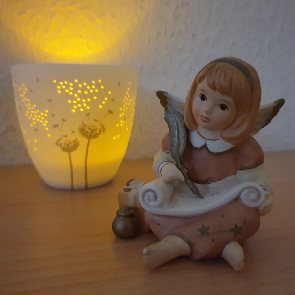Mein kleiner Engel, der mir beim Schreiben Gesellschaft leistet.